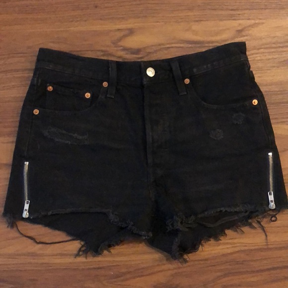 Levi’s Black denim short shorts with zipper and button up details. Size 27 - Picture 2 of 8